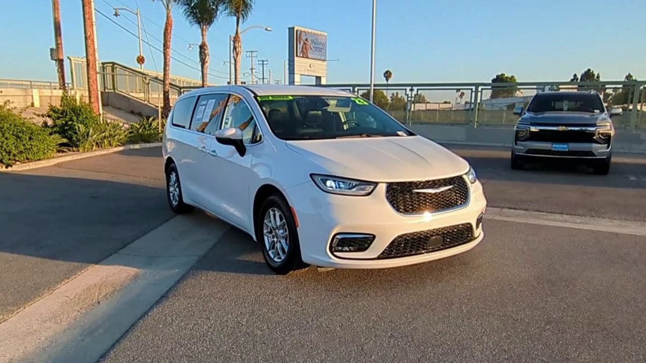 Used 2023 Chrysler Pacifica Touring-L FWD image 2