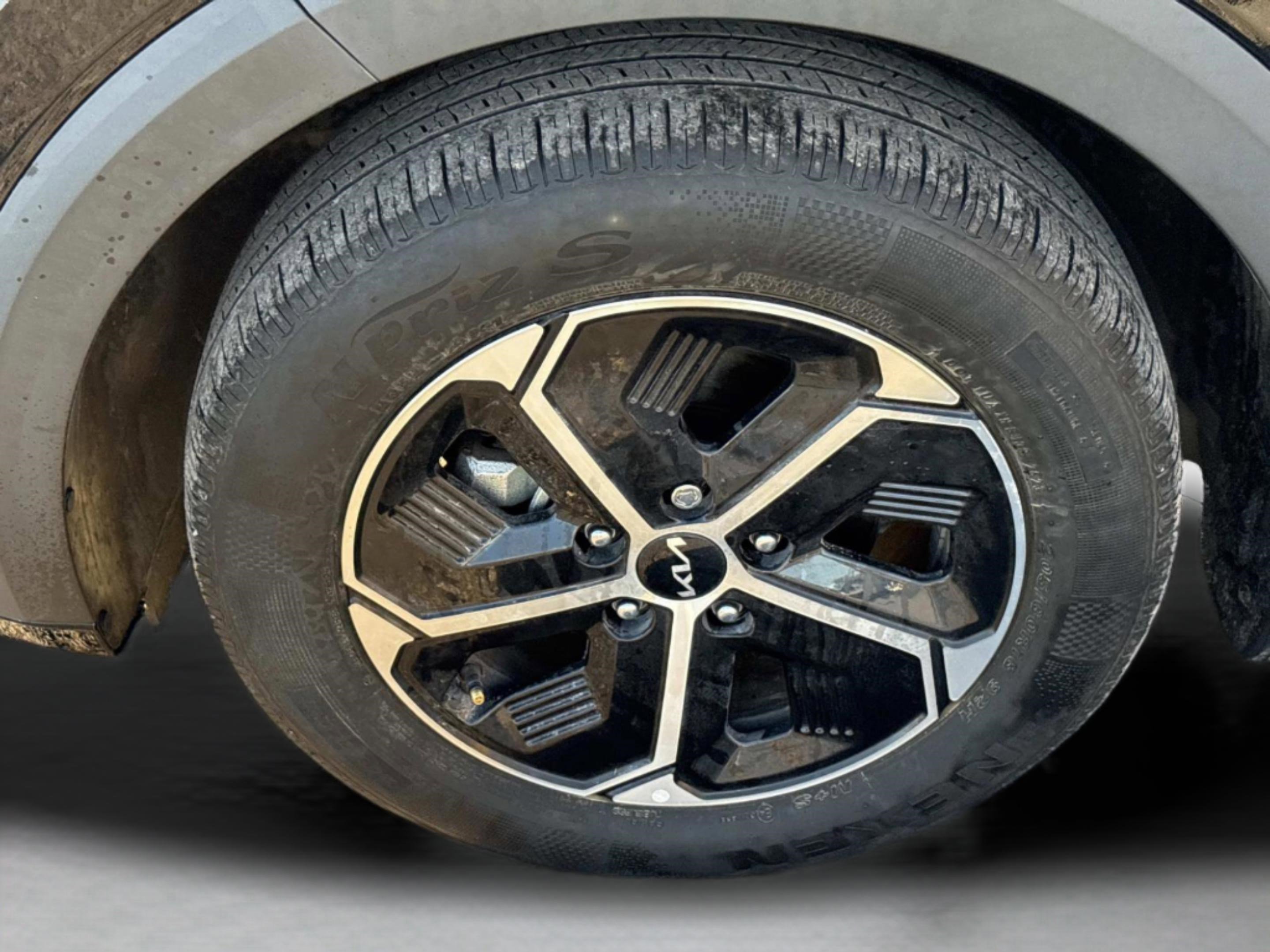 Used 2024 Kia Niro EX w/ EX Cold Weather Package image 12