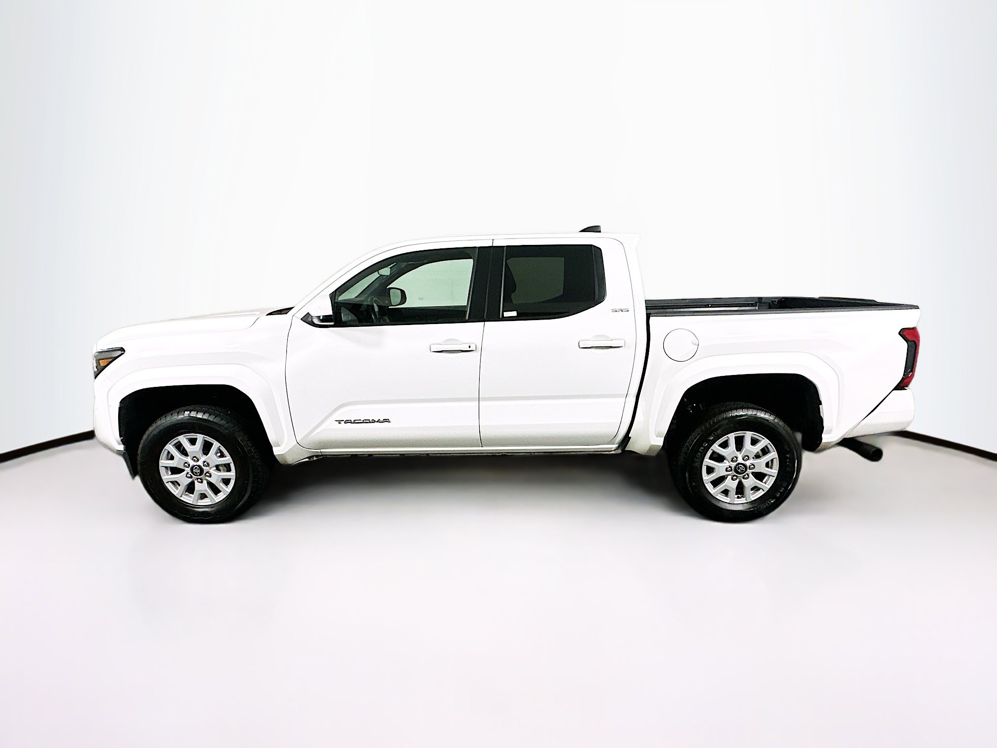 Used 2025 Toyota Tacoma SR5 AWD/4WD image 4