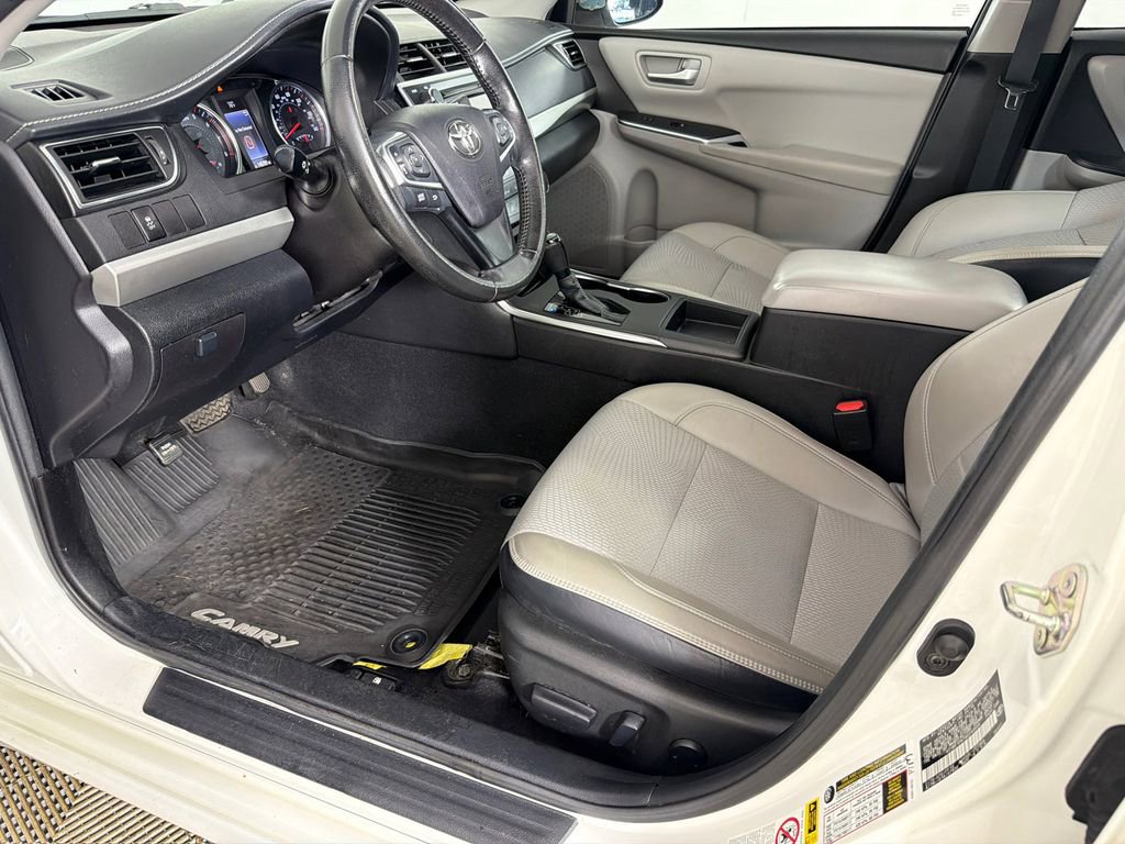 Used 2016 Toyota Camry SE w/ Moonroof Package image 10
