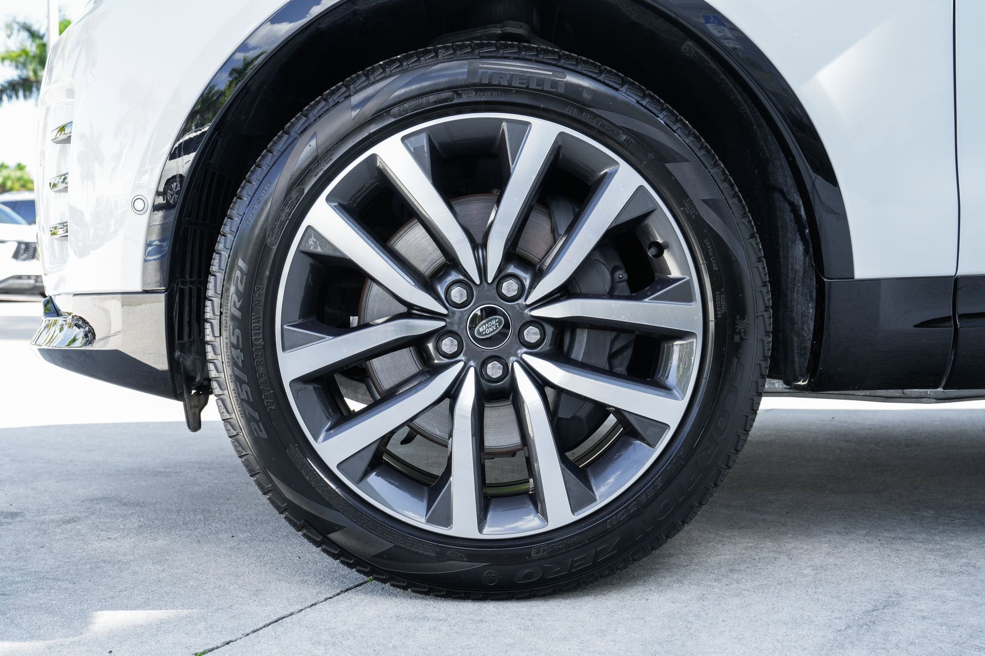 Used 2024 Land Rover Discovery Dynamic SE image 29