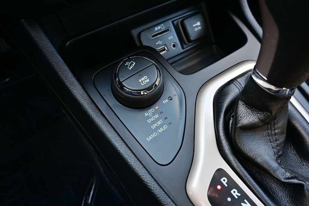 Used 2016 Jeep Cherokee 75th Anniversary AWD/4WD image 33