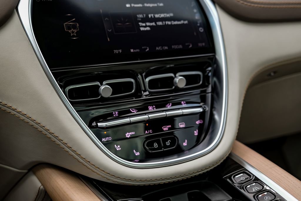 Used 2021 Aston Martin DBX image 31