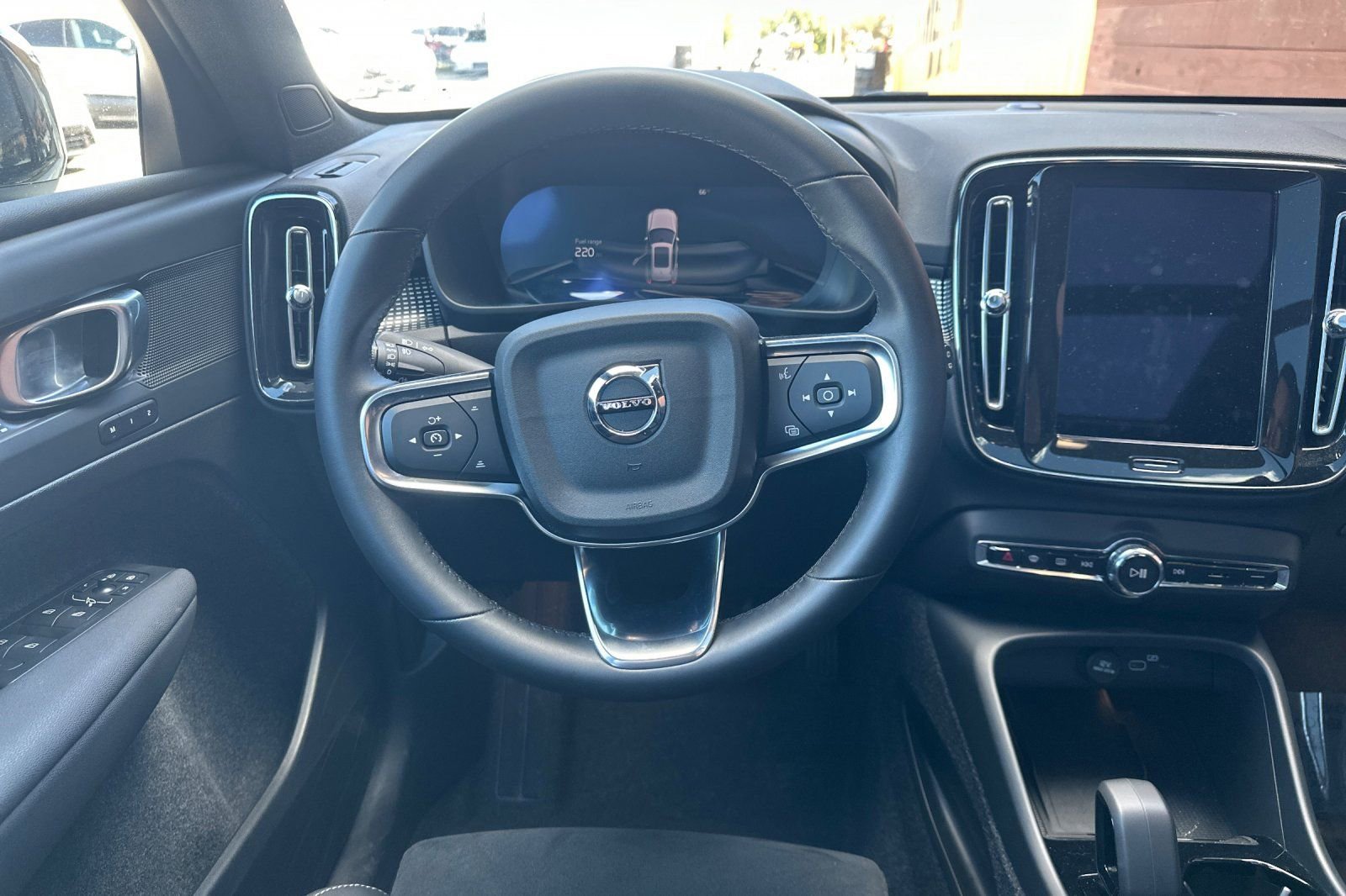 Certified 2025 Volvo XC40 B5 Plus AWD/4WD image 17