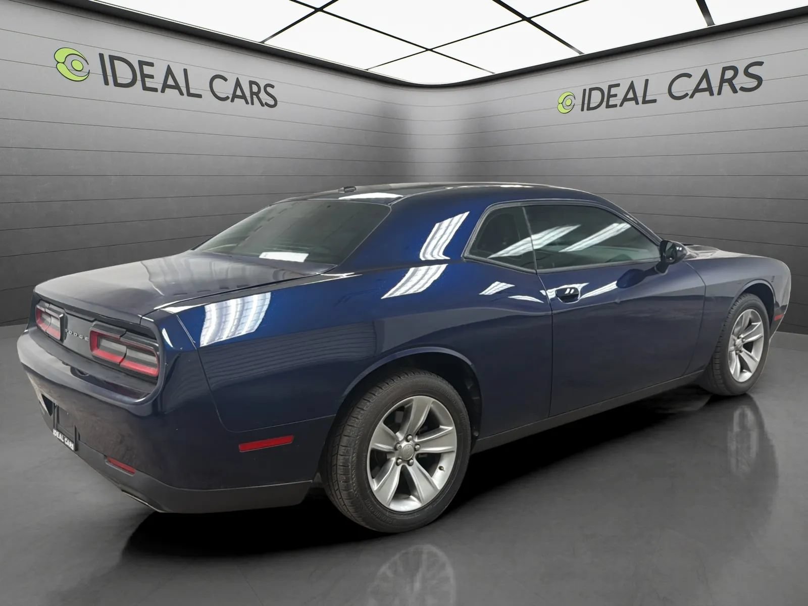 Used 2015 Dodge Challenger SXT RWD image 5