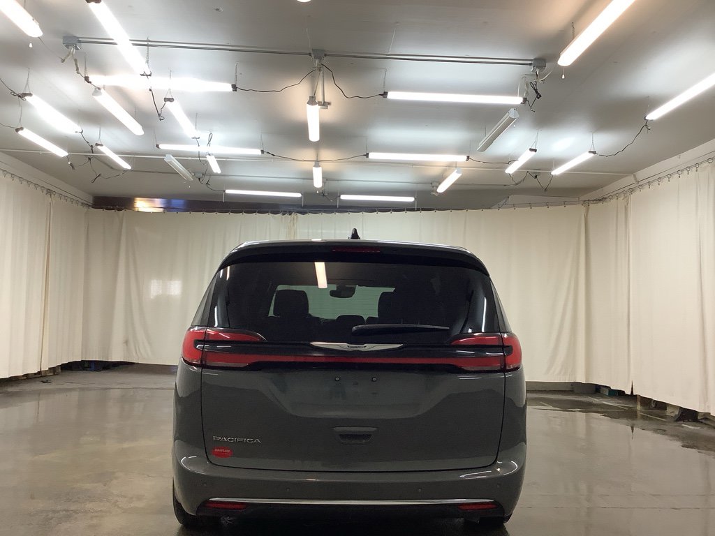 Used 2025 Chrysler Pacifica Select image 7