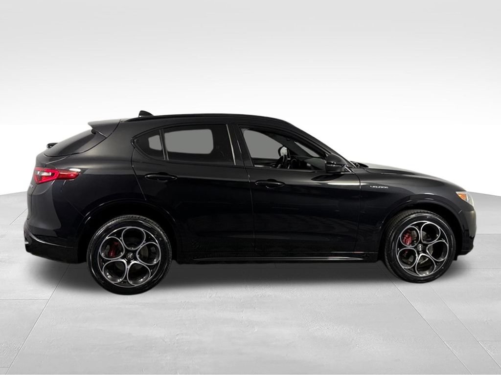 Used 2023 Alfa Romeo Stelvio Veloce AWD/4WD image 4