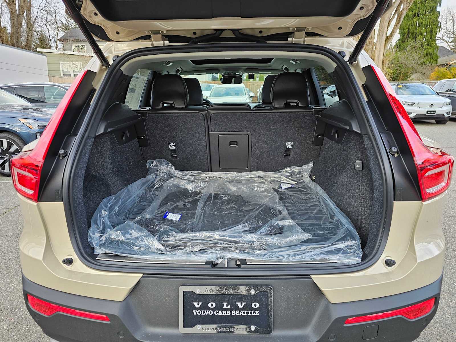 New 2025 Volvo XC40 B5 Ultra w/ Climate Package image 17