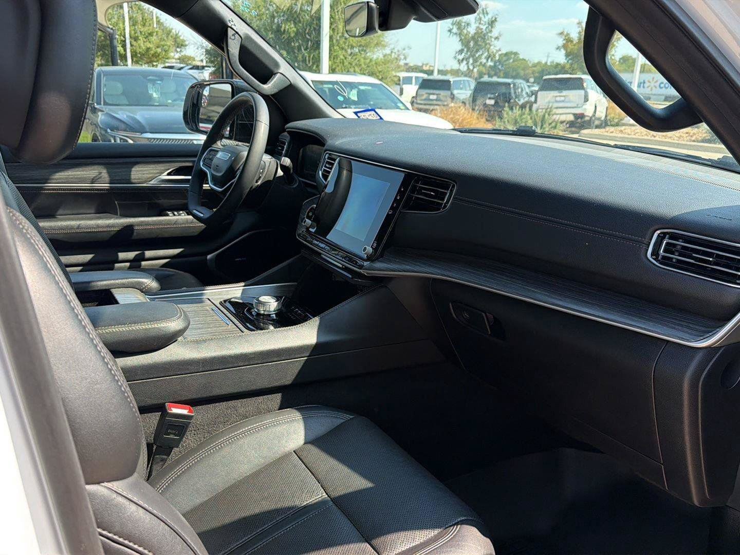Used 2024 Jeep Wagoneer L Series II w/ Flexible Seating Group RWD image 8