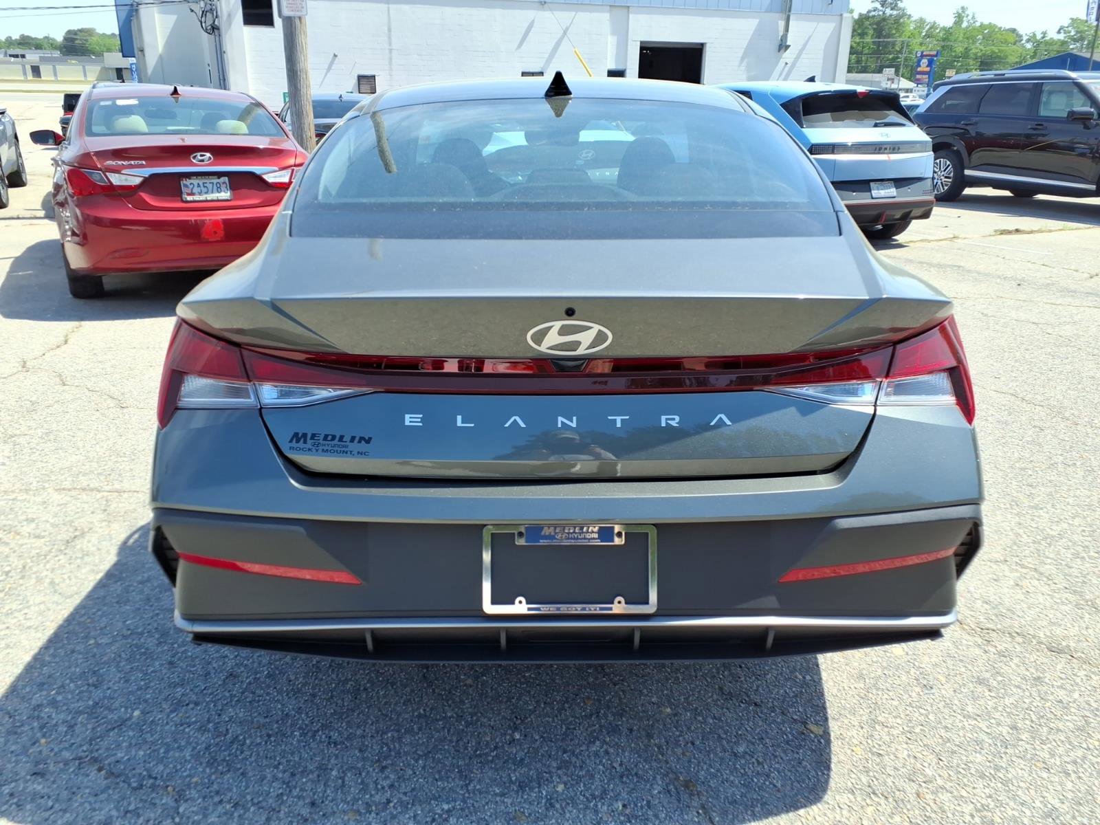 New 2026 Hyundai Elantra SE FWD image 4