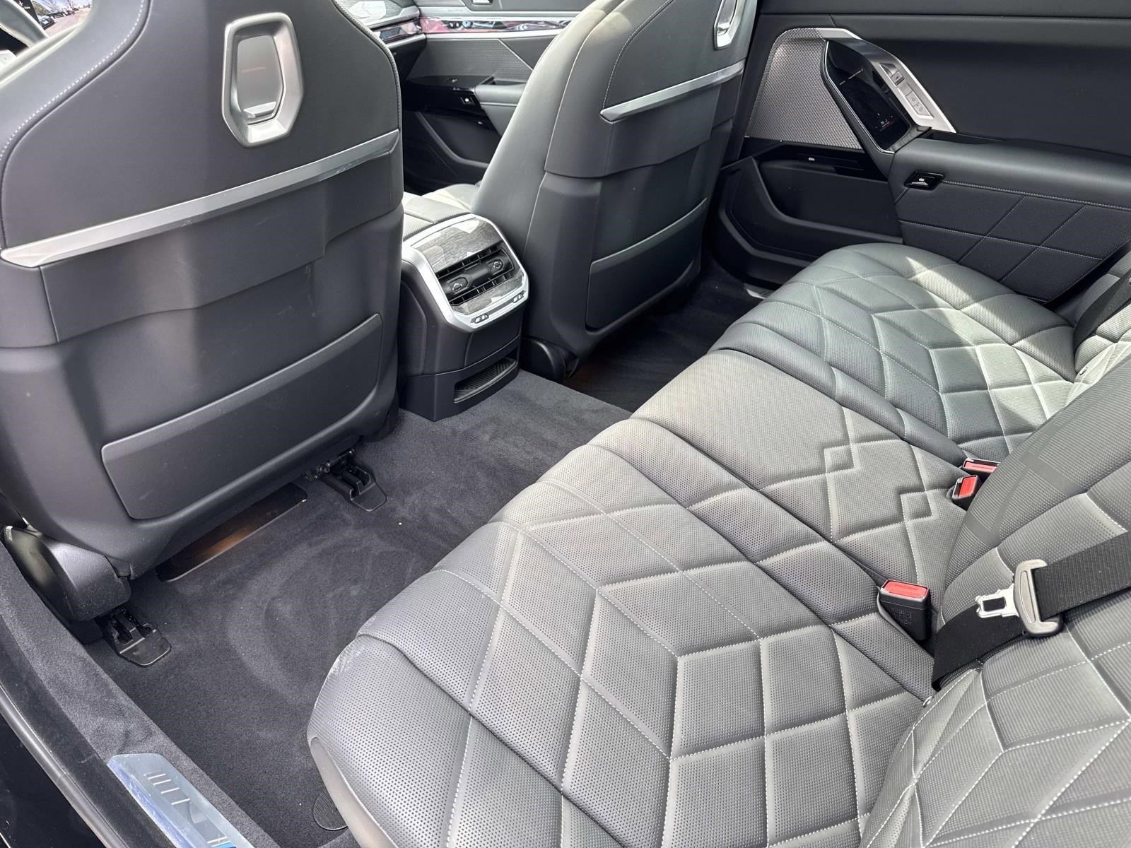 Certified 2023 BMW 760i xDrive w/ Luxury Rear Seating Package AWD/4WD image 15
