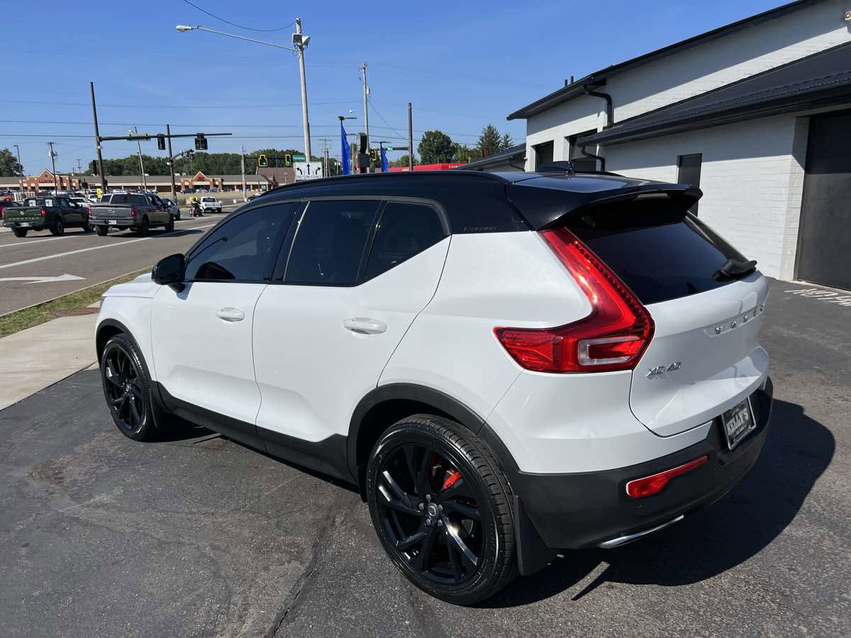 Used 2020 Volvo XC40 T5 R-Design image 3