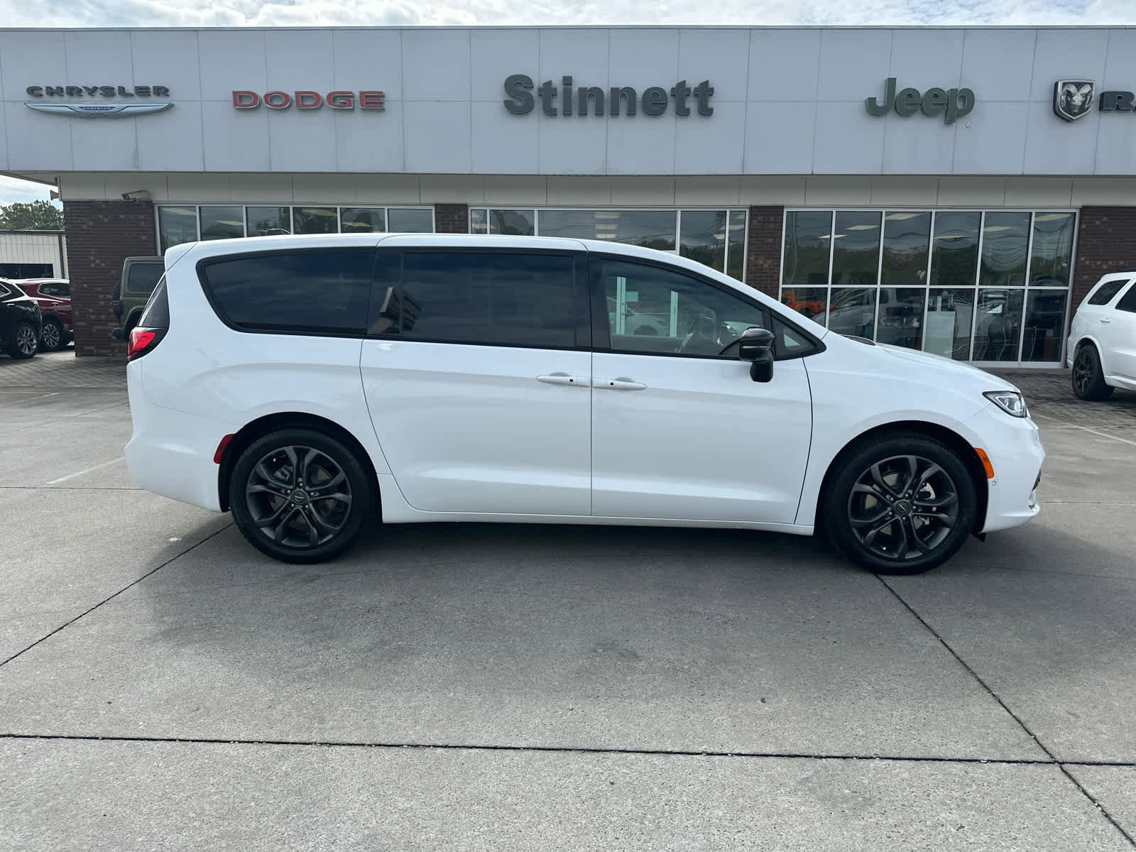 New 2026 Chrysler Pacifica Select image 6