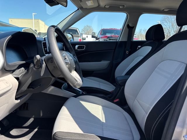 Certified 2025 Hyundai Venue SEL image 13