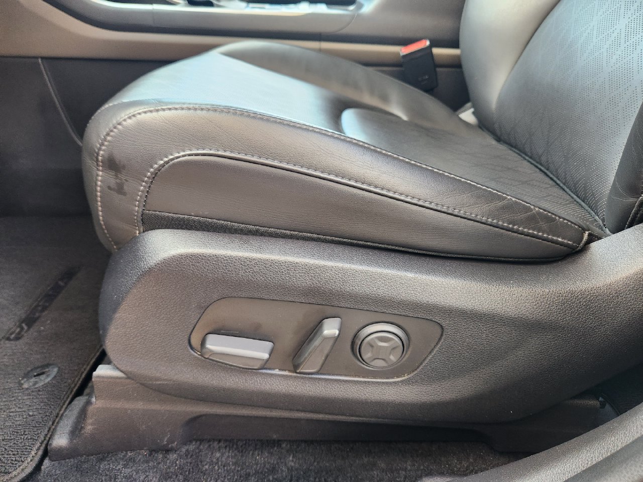 Used 2025 Kia Carnival FWD image 23
