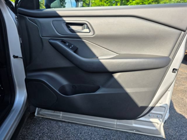 Used 2024 Nissan Rogue S AWD/4WD image 9
