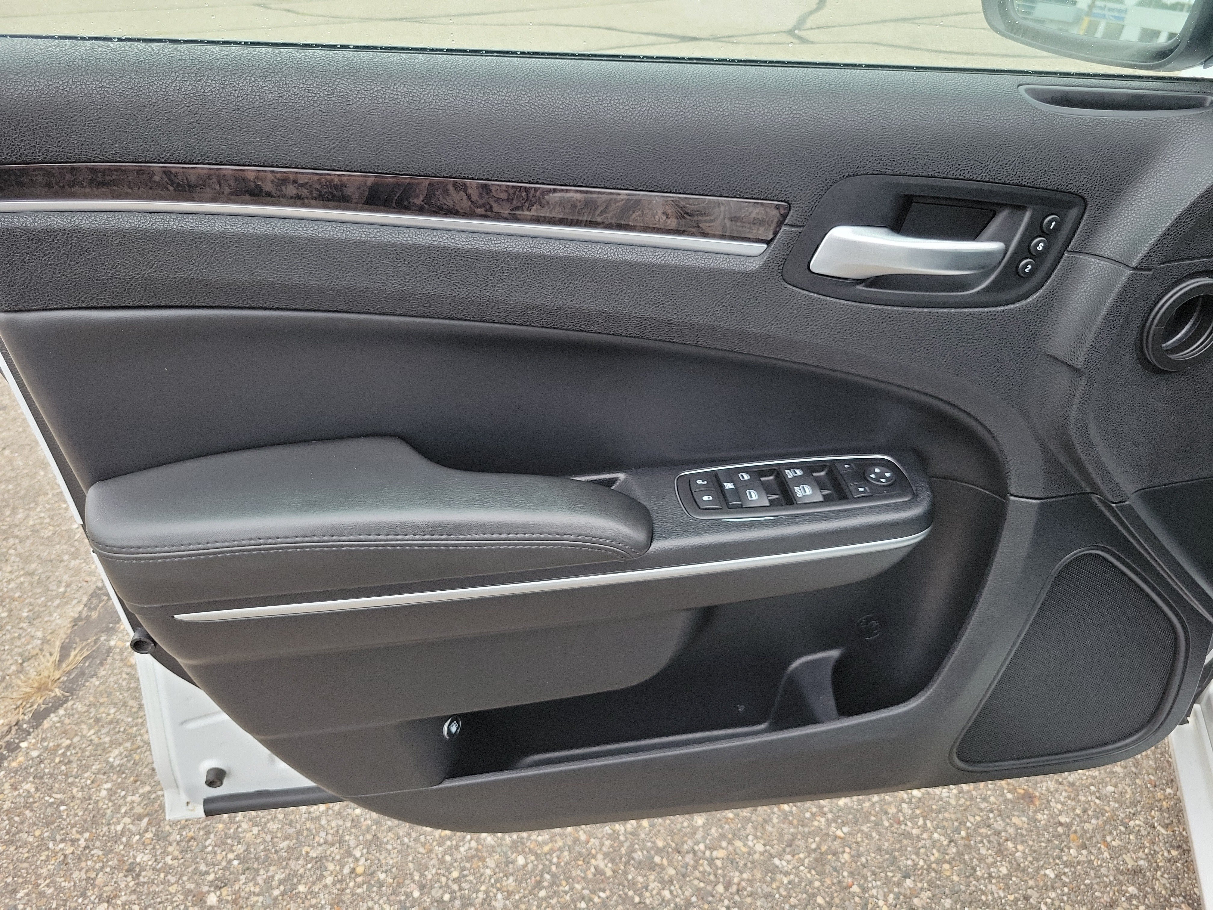 Used 2014 Chrysler 300 C RWD image 6