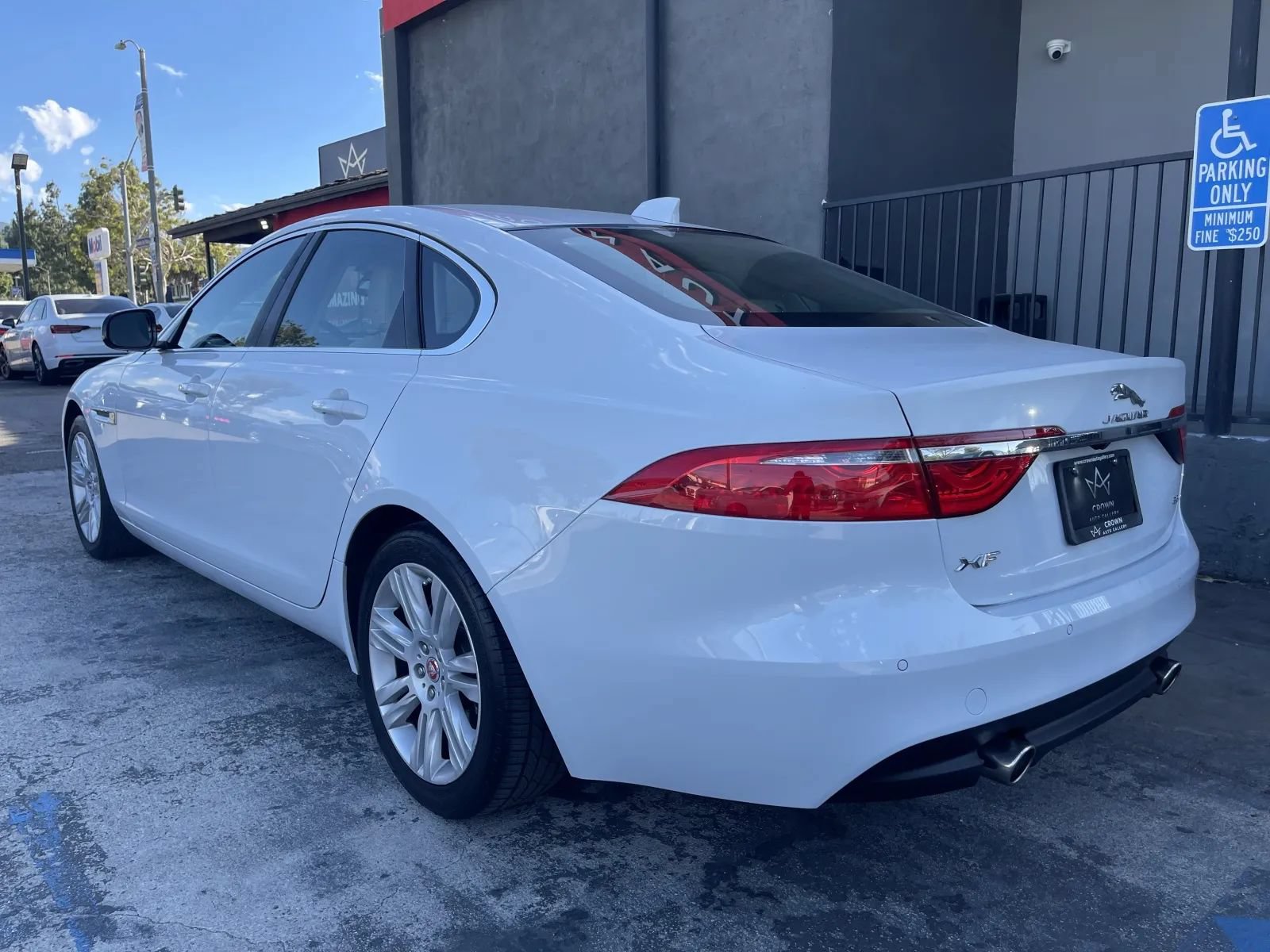 Used 2016 Jaguar XF Premium RWD image 7