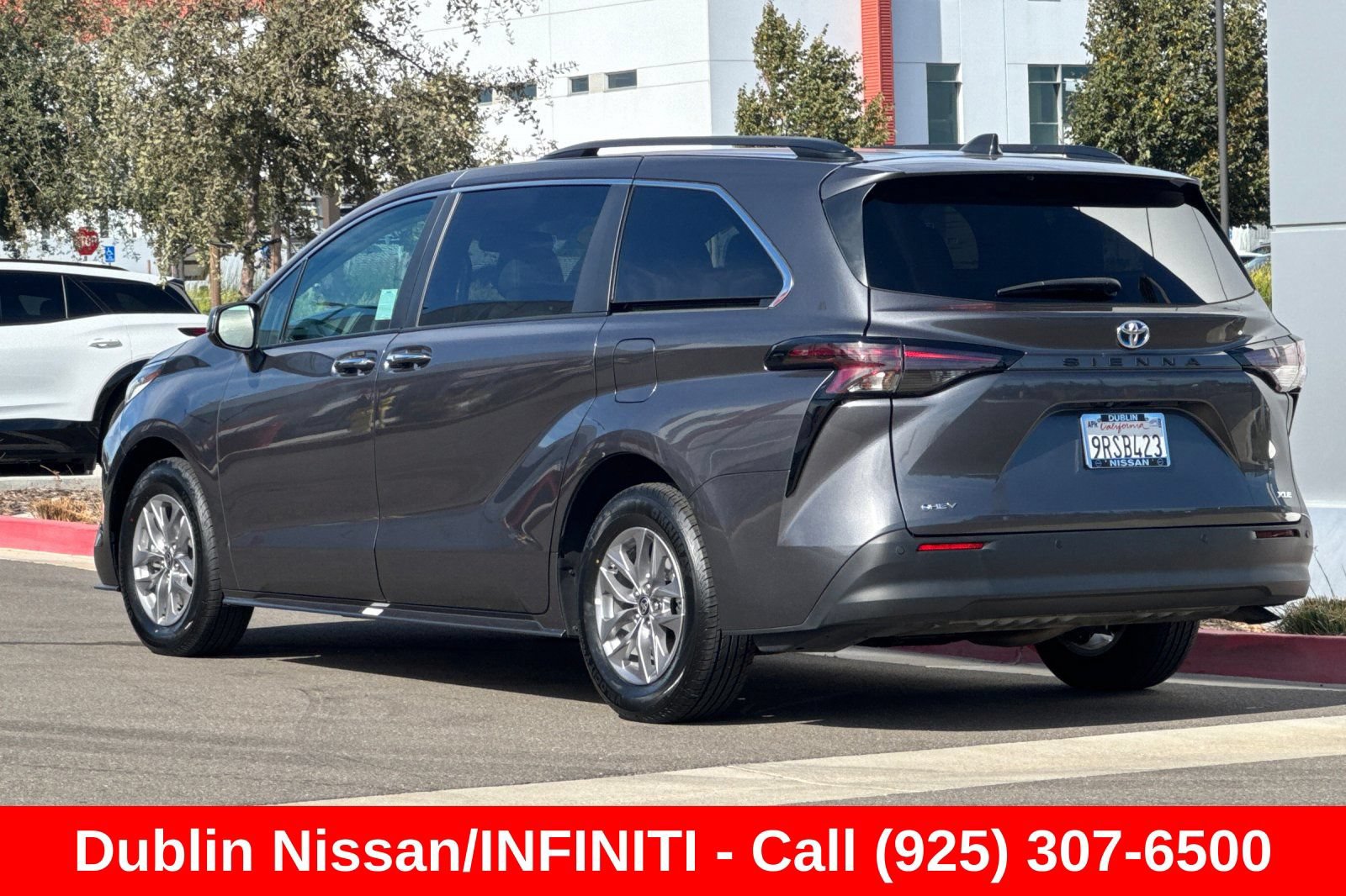 Used 2025 Toyota Sienna XLE FWD image 6