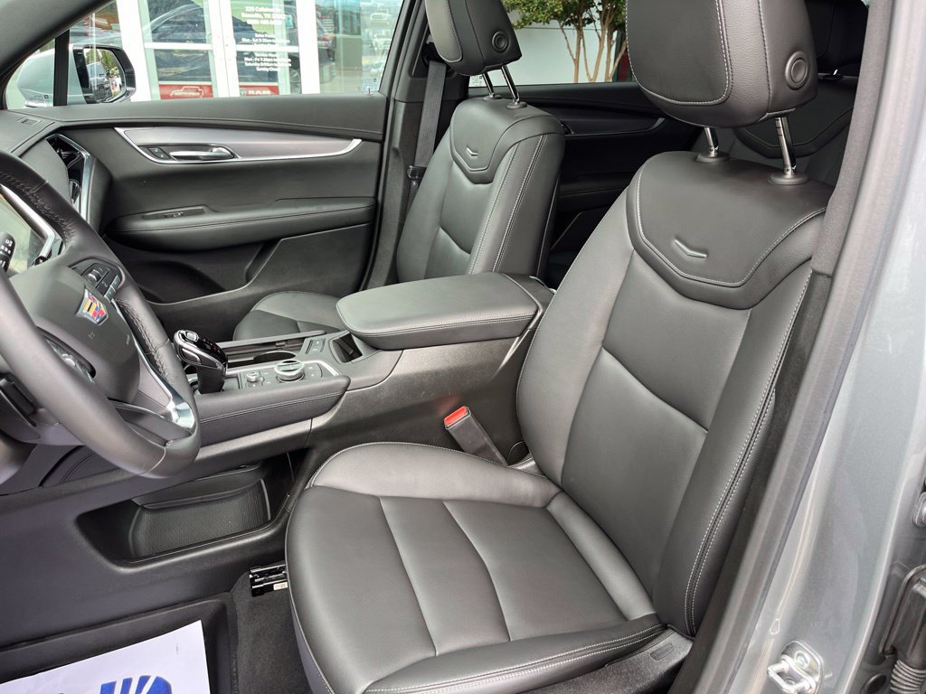 Used 2025 Cadillac XT6 Luxury w/ LPO, Floor Liner Package AWD/4WD image 5