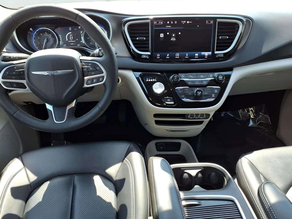 Used 2024 Chrysler Pacifica Touring-L image 11