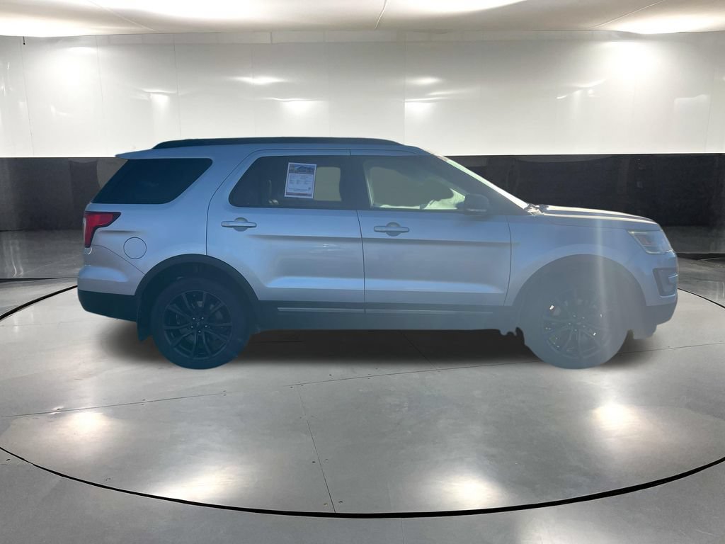 Used 2017 Ford Explorer XLT w/ Equipment Group 202A AWD/4WD image 3