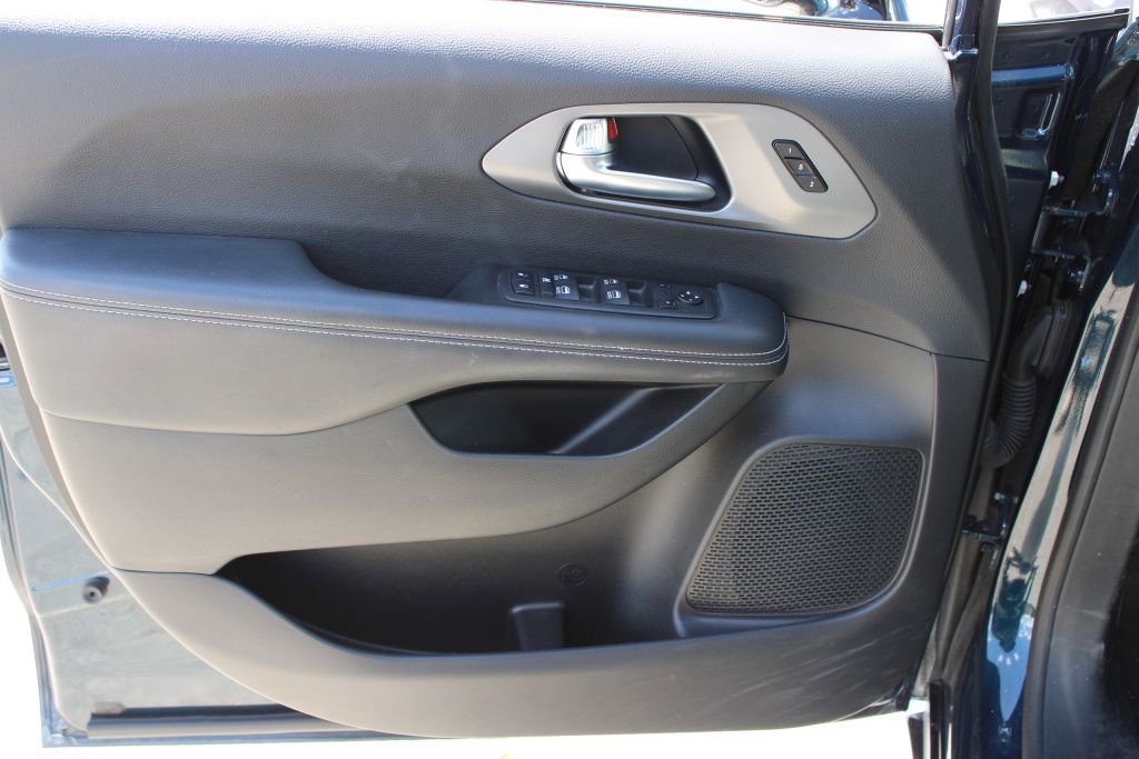 Used 2025 Chrysler Pacifica Select image 34