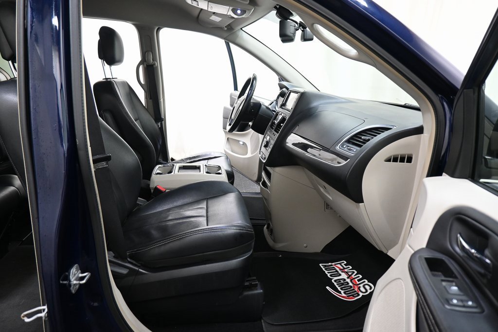 Used 2013 Chrysler Town & Country Touring image 9