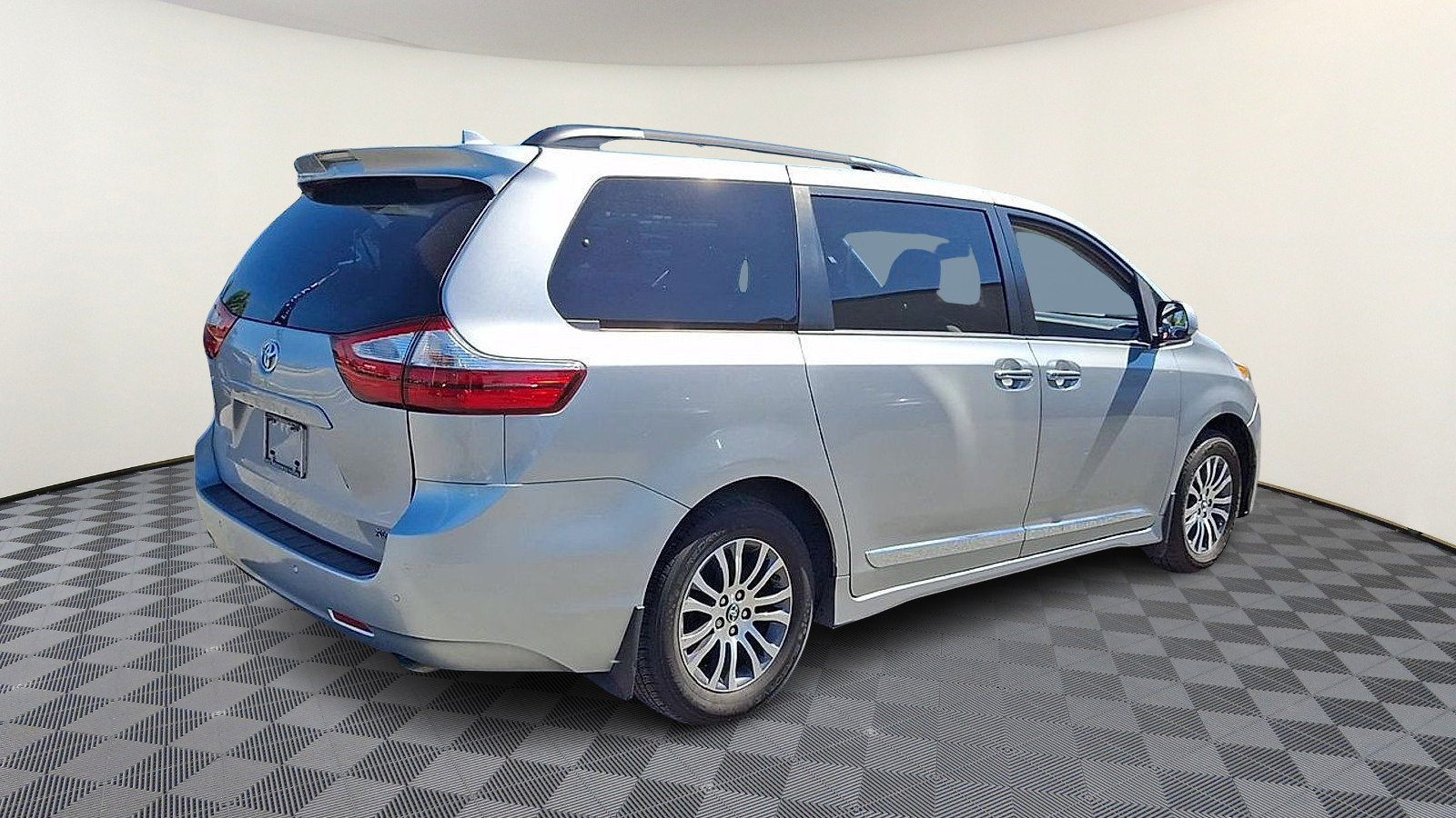 Used 2019 Toyota Sienna XLE w/ XLE Navigation Package FWD image 8