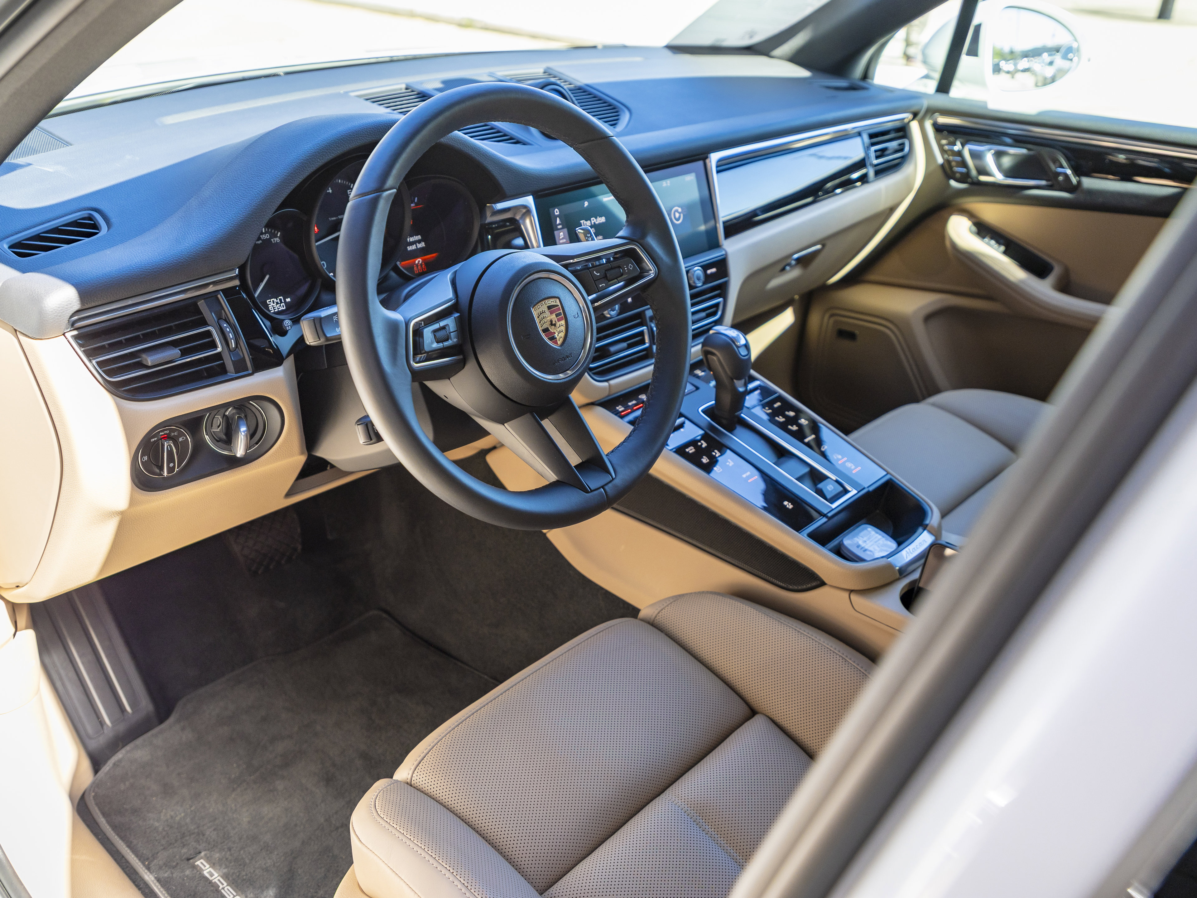 Certified 2025 Porsche Macan image 18
