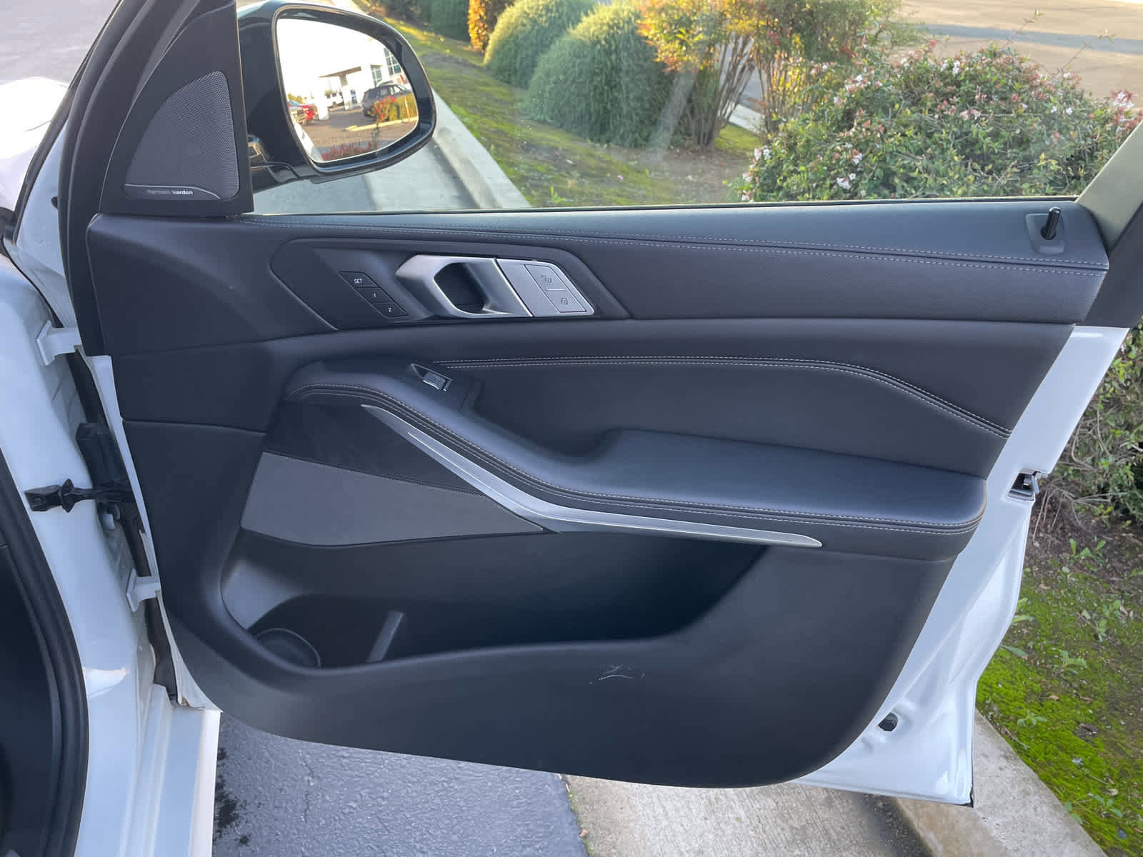 Used 2019 BMW X7 xDrive50i w/ M Sport Package image 18