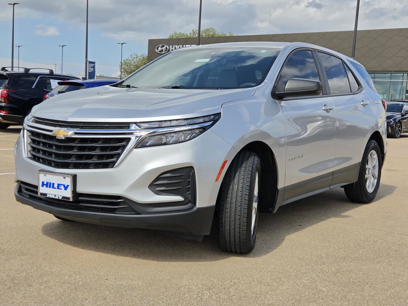 Used 2022 Chevrolet Equinox LS w/ LS Convenience Package FWD image 2