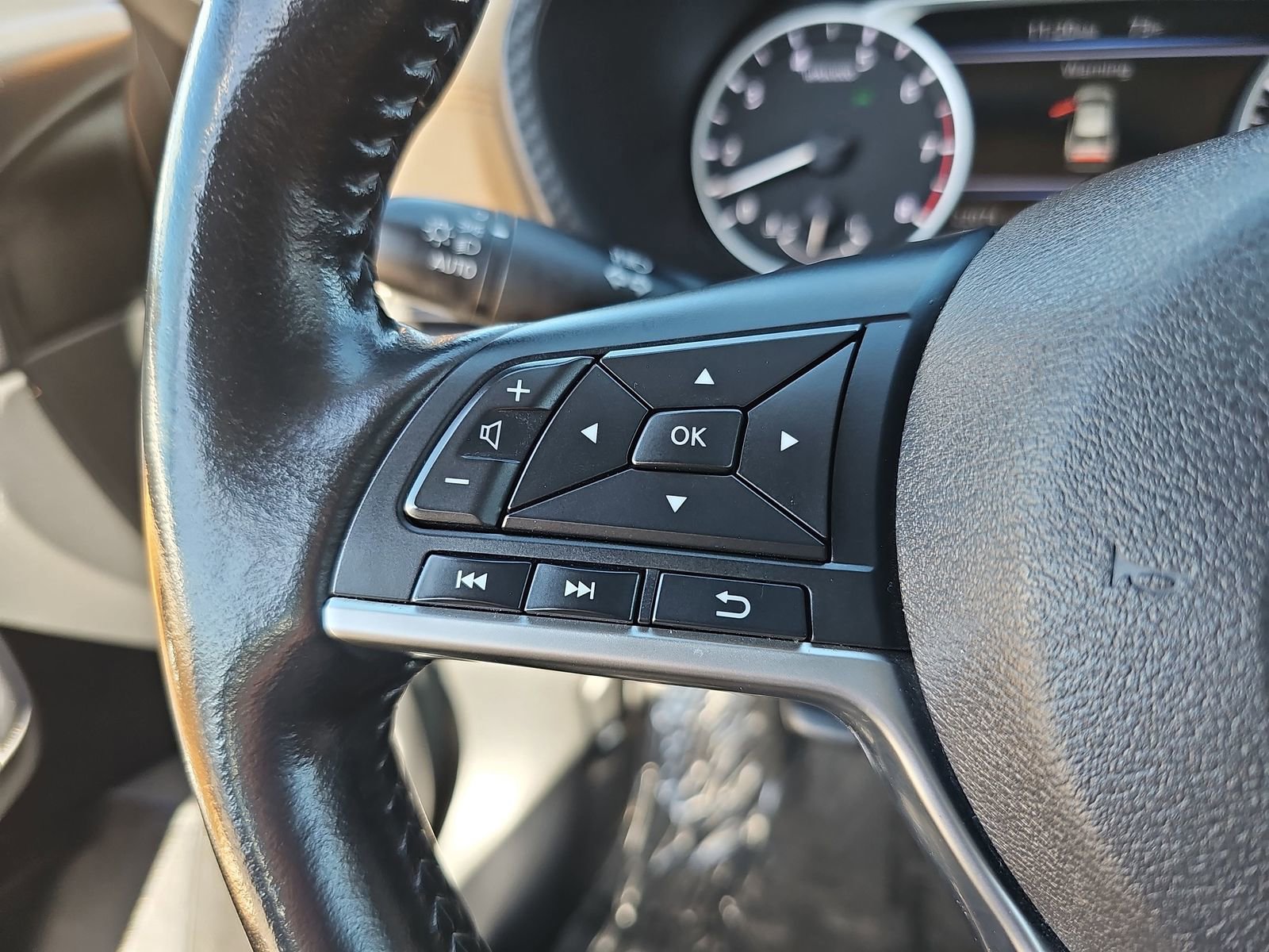 Used 2025 Nissan Sentra SV w/ SV Premium Package image 16