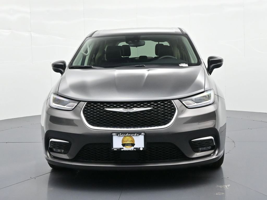 Used 2023 Chrysler Pacifica Touring-L image 3