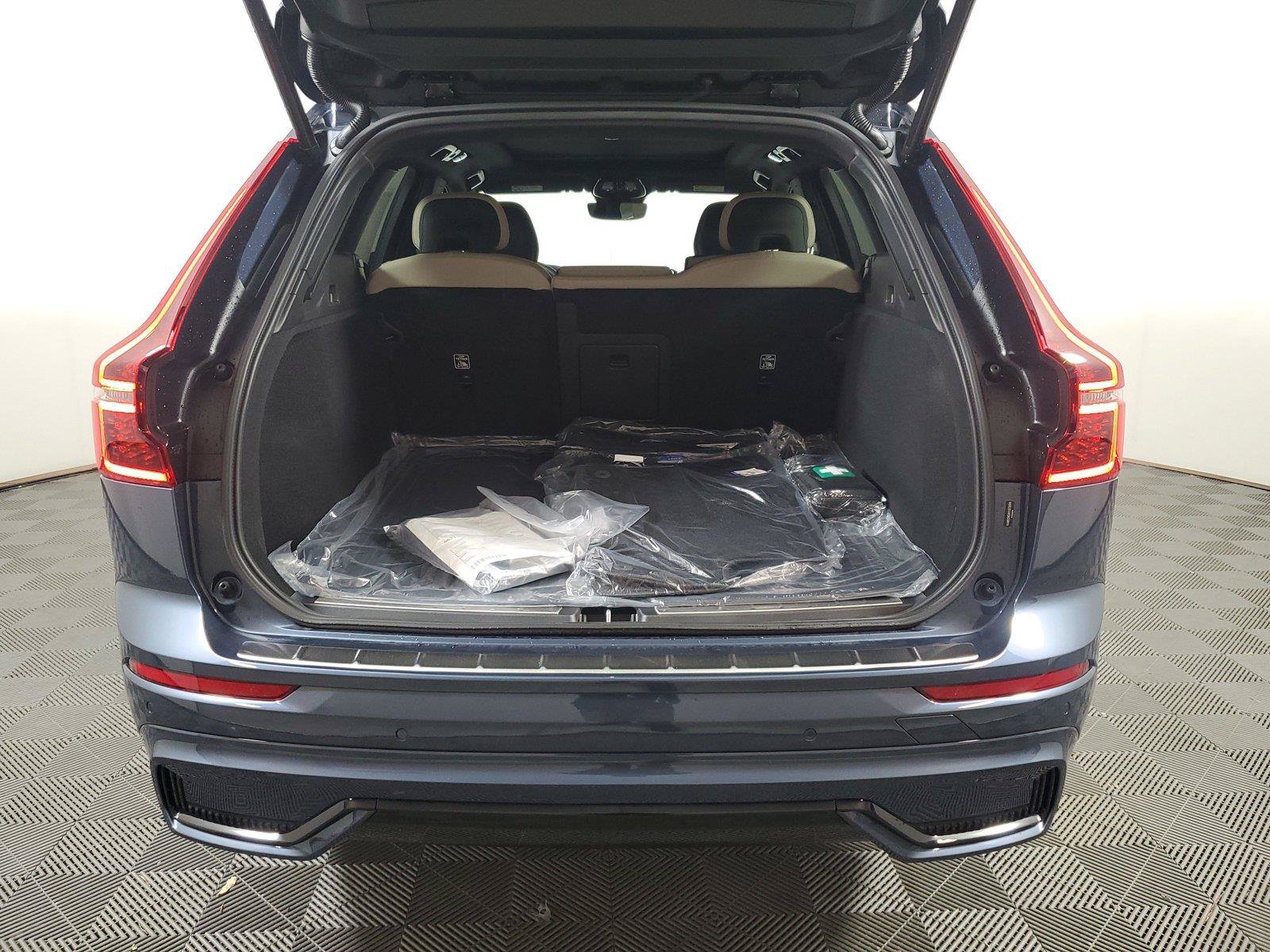 New 2027 Volvo XC60 B5 Plus AWD/4WD image 9