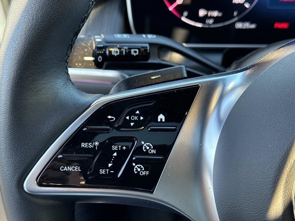 Used 2025 Mercedes-Benz GLC 300 4MATIC image 26