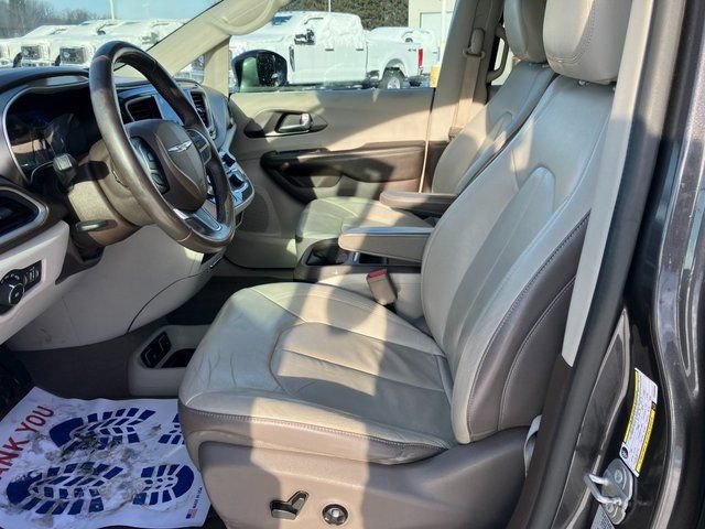 Used 2017 Chrysler Pacifica Touring-L w/ Tire & Wheel Group image 15