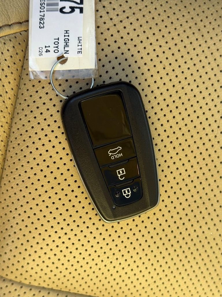 Used 2014 Toyota Highlander Limited FWD image 28