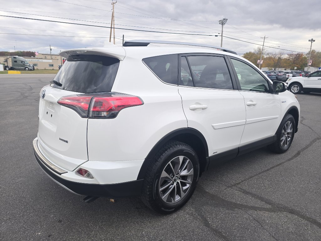 Used 2018 Toyota RAV4 LE image 6