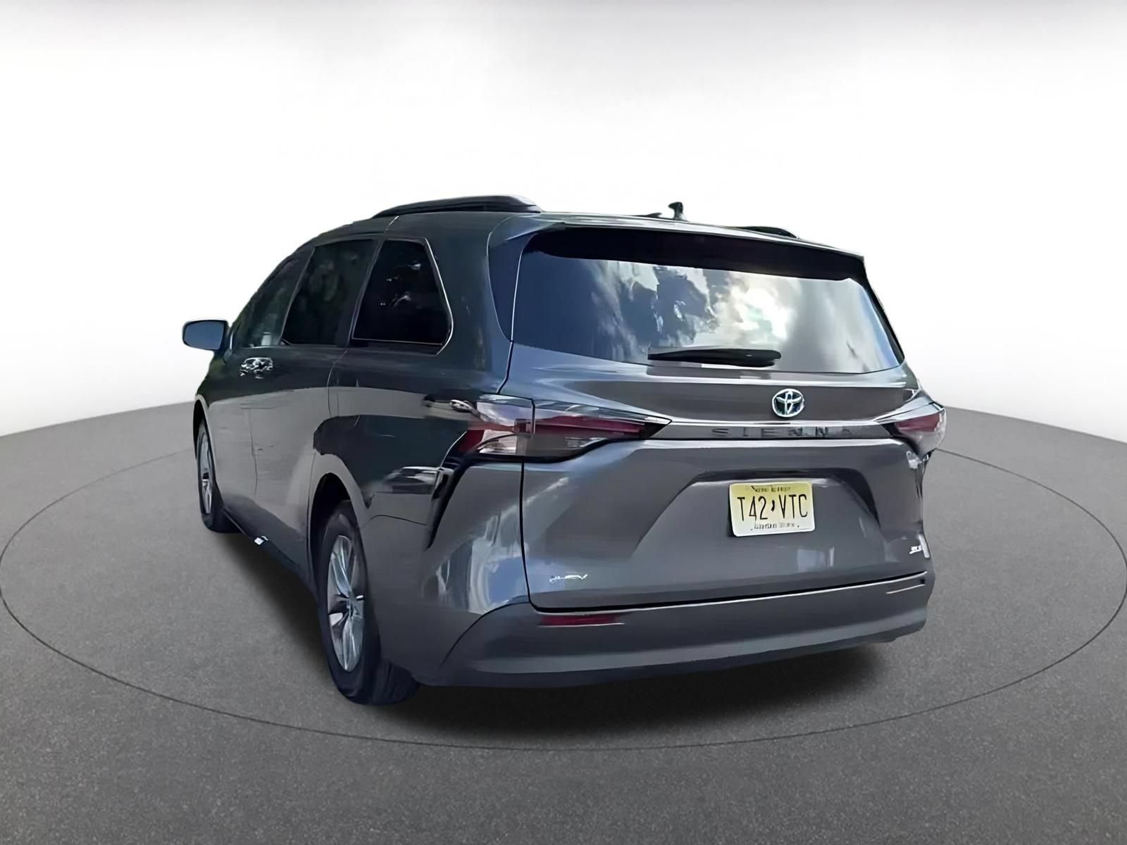 Used 2025 Toyota Sienna XLE FWD image 10