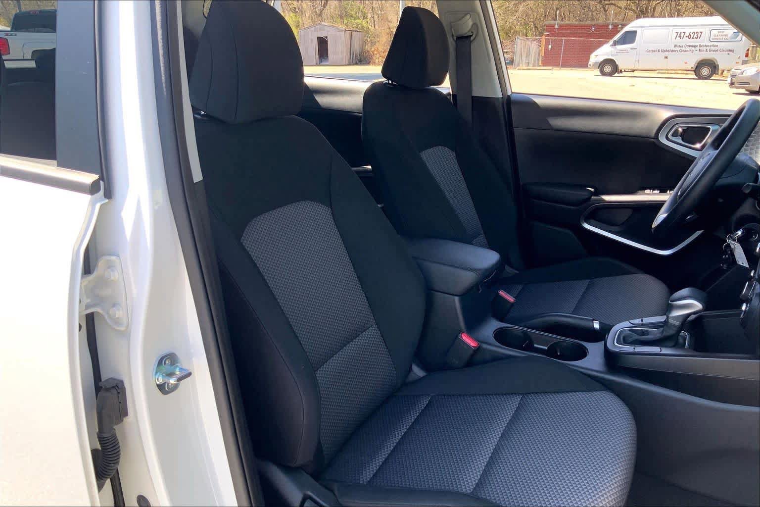 Used 2025 Kia Soul LX w/ LX Technology Package FWD image 9