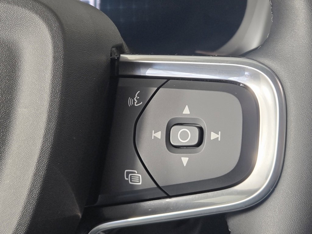 Certified 2025 Volvo XC40 B5 Core image 27