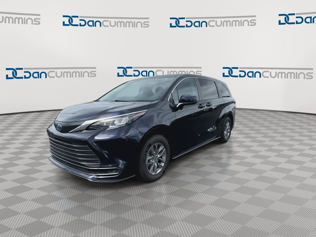 Used 2024 Toyota Sienna LE image 4