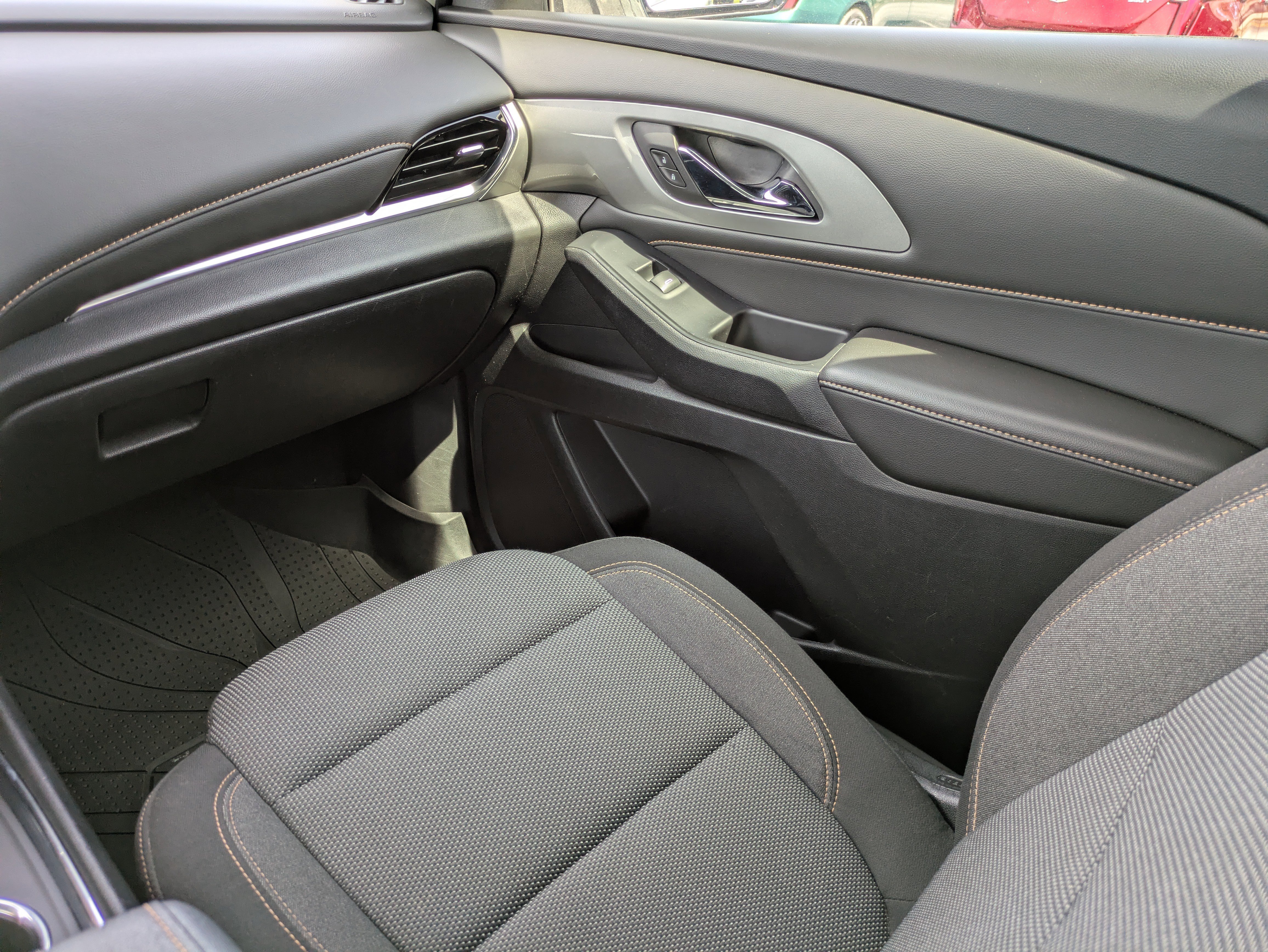 Used 2020 Chevrolet Traverse LT image 12