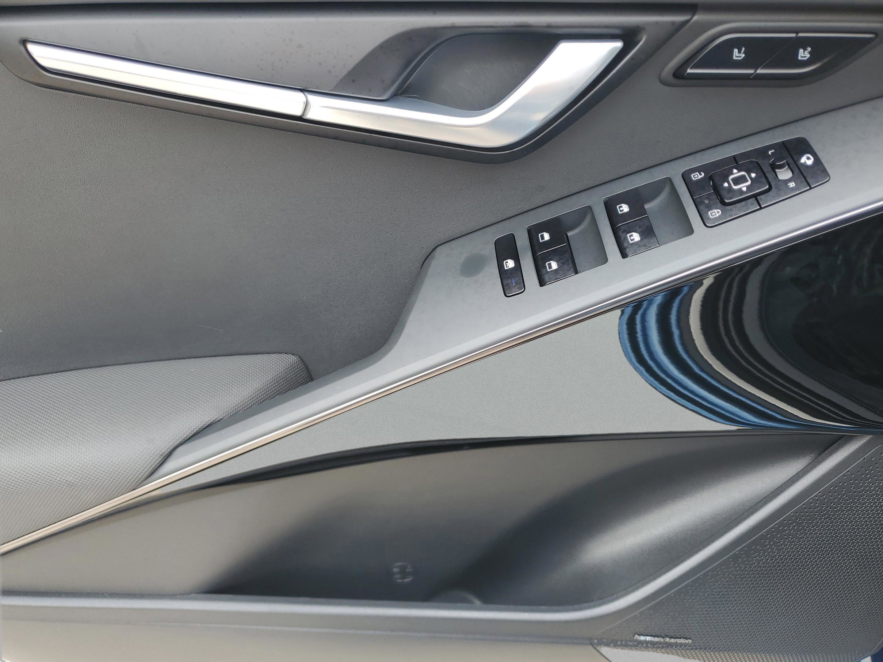 Certified 2024 Kia Niro SX Touring image 19