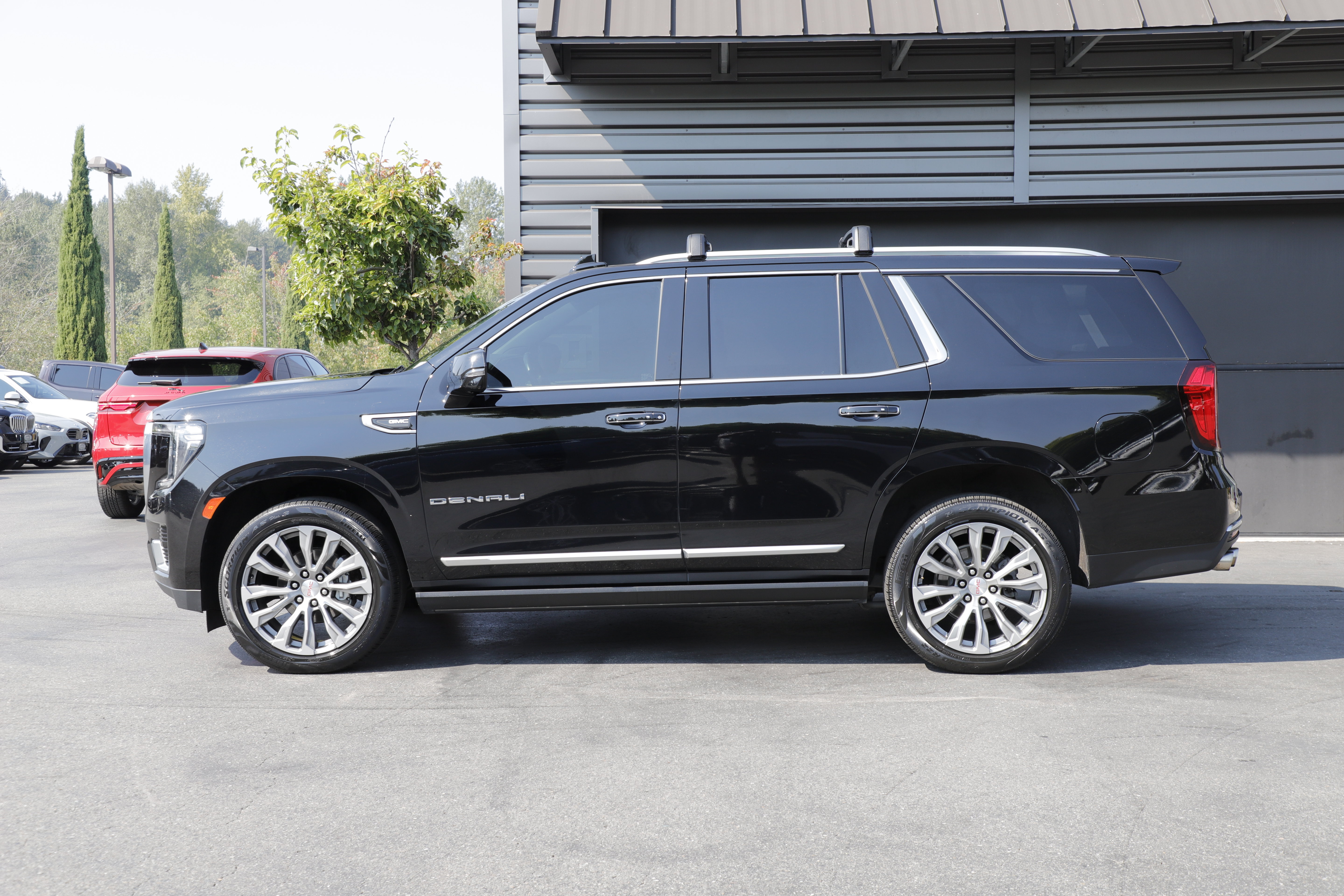 Used 2021 GMC Yukon Denali w/ Denali Premium Package AWD/4WD image 5
