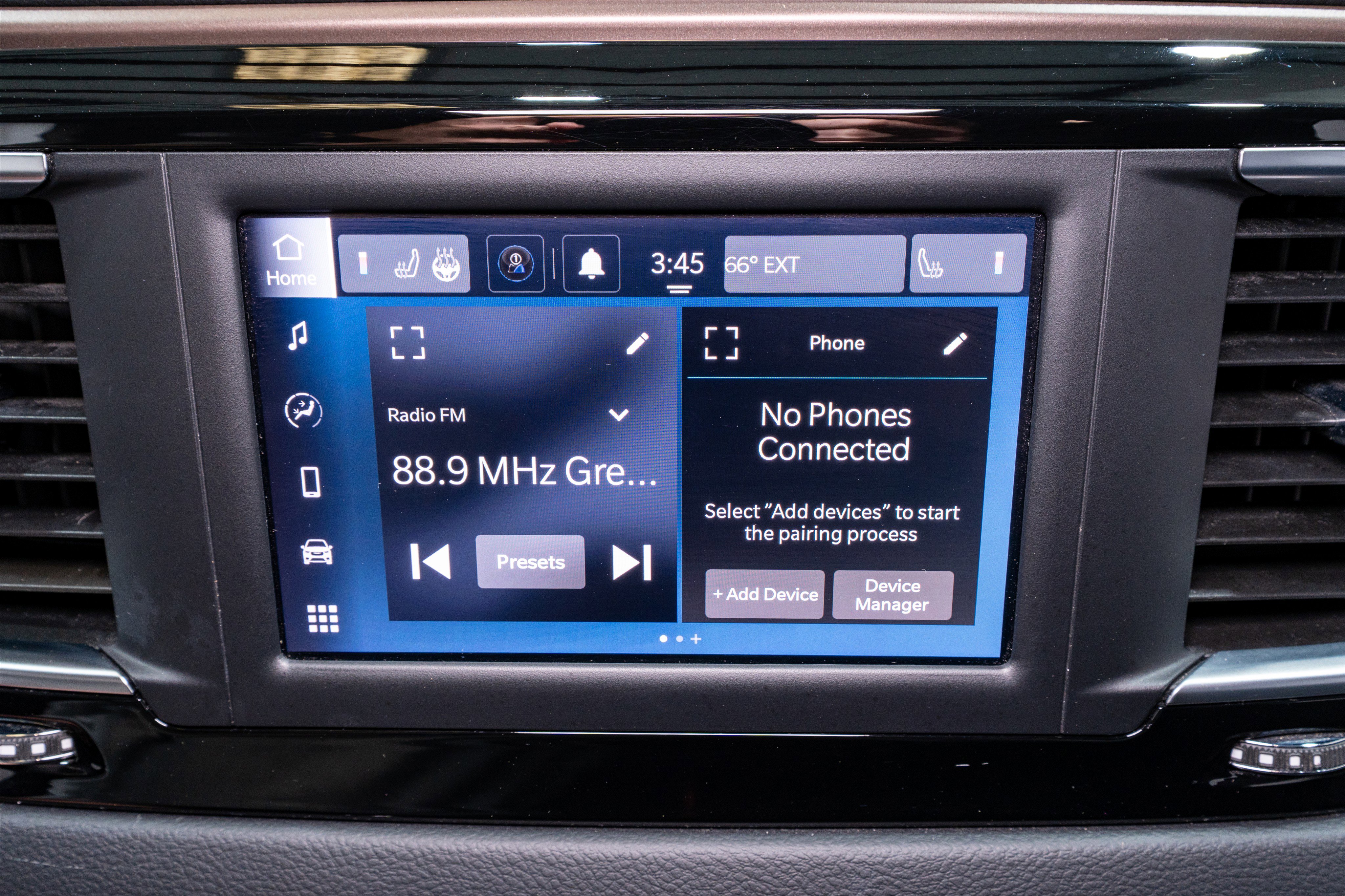 Used 2023 Chrysler Voyager LX FWD image 17