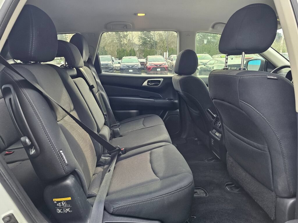 Used 2018 Nissan Pathfinder SV image 11