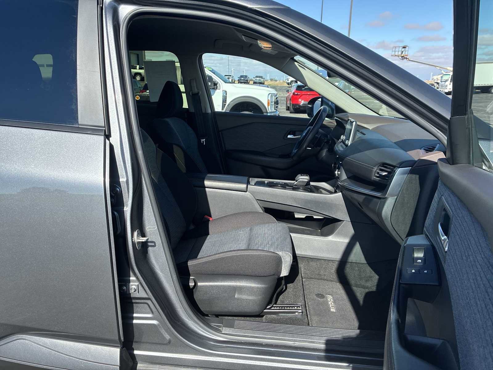 Used 2023 Nissan Rogue SV image 26