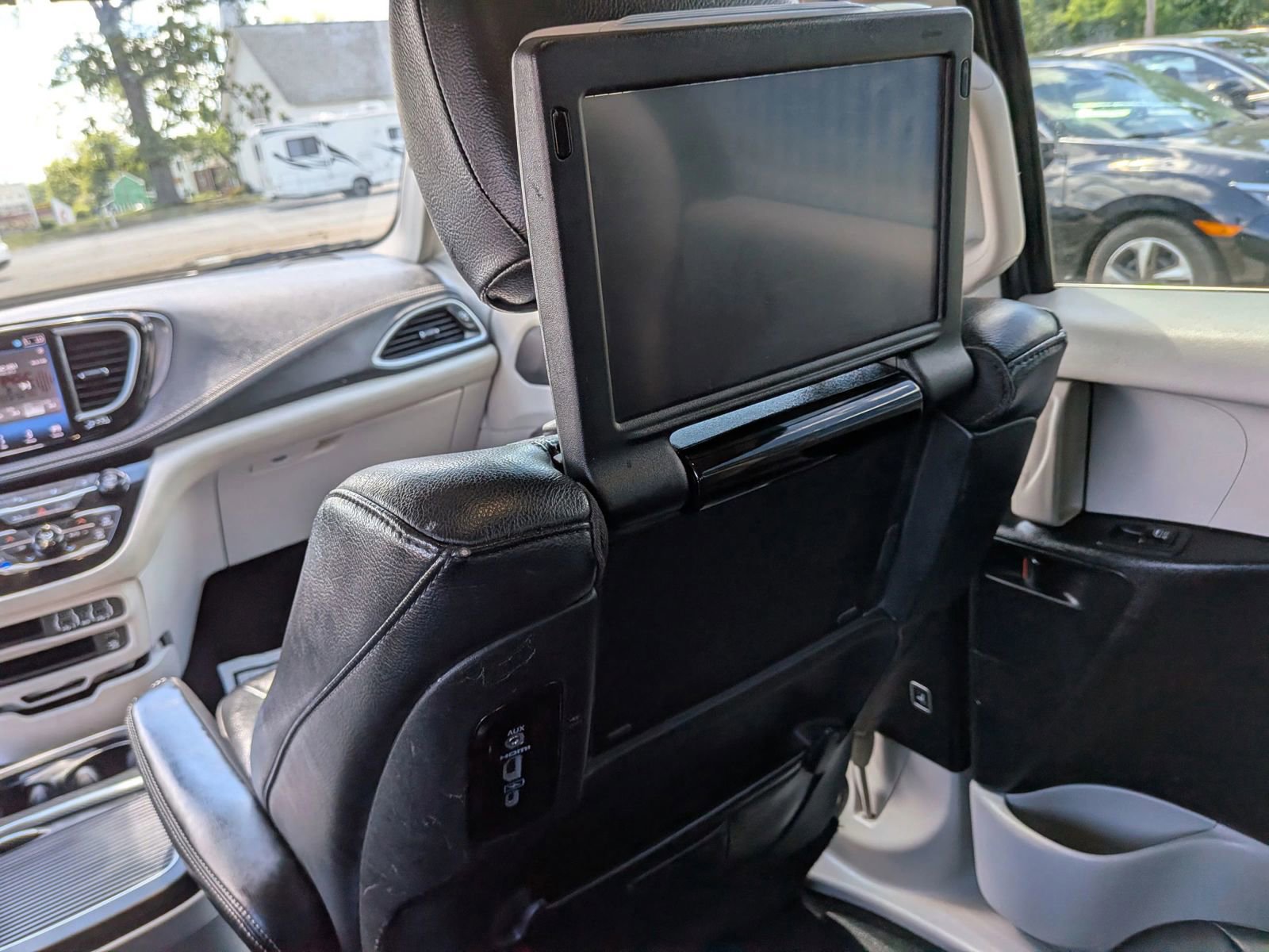 Used 2022 Chrysler Pacifica Touring-L w/ Uconnect Theater Family Group FWD image 53